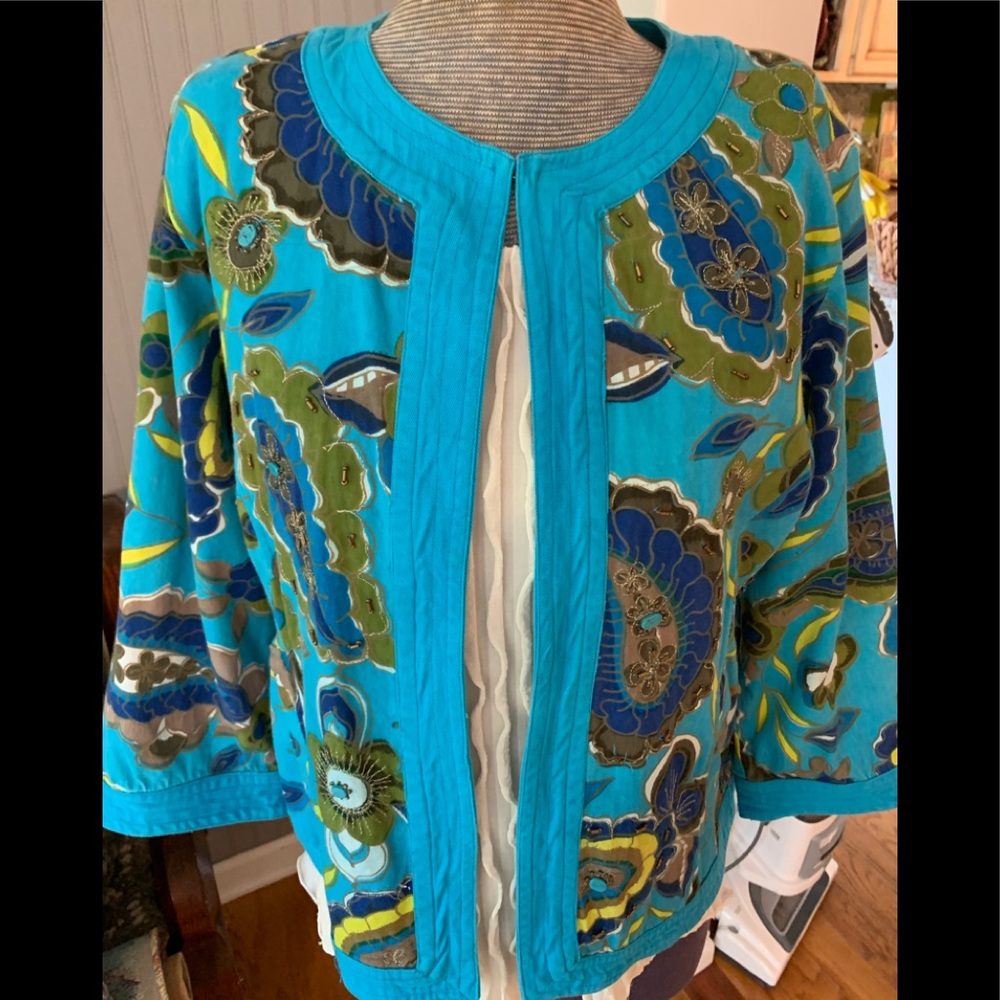 Open front top w/ closure at neck